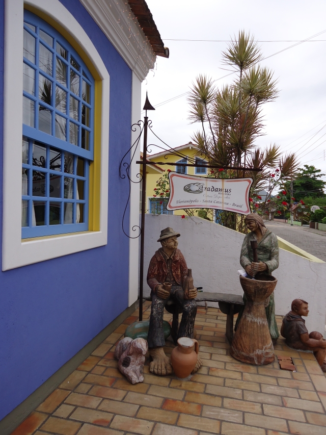  Cenas Urbanas e Outras nem Tanto "perdido" dentro do pilão. As esculturas, em tamanho natural, ficam em frente ao Café "Tens Tempo", no Ribeirão da Ilha. 